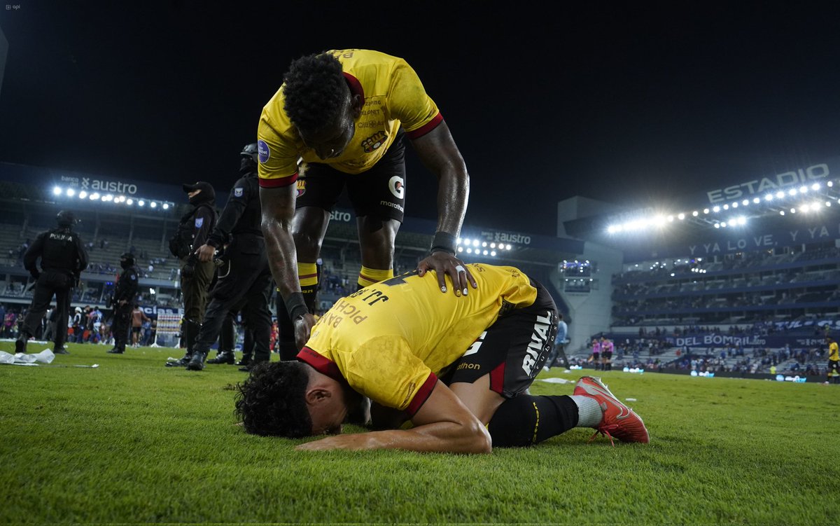 Cuánto la sufrió, muchos lo acabaron, se burlaron. Solo él y su familia saben lo que pasaba y cómo la pasaba. Hoy volvió Joao Rojas, un momento emotivo, la fe, constancia y perseverancia siempre darán recompensa.