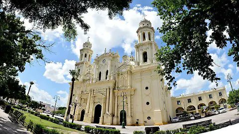 luzmasivi's tweet photo. @ChrisLandauUSA Hoy encomendé el alma de mis amados, que se adelantaron en el camino, en la bella Catedral Metropolitana de Hermosillo, Sonora. Y si, siempre hay un halo muy especial en ella. Aquí un poco de su historia:https://t.co/dZ5JLmEgWq https://t.co/26HmH5KJOt