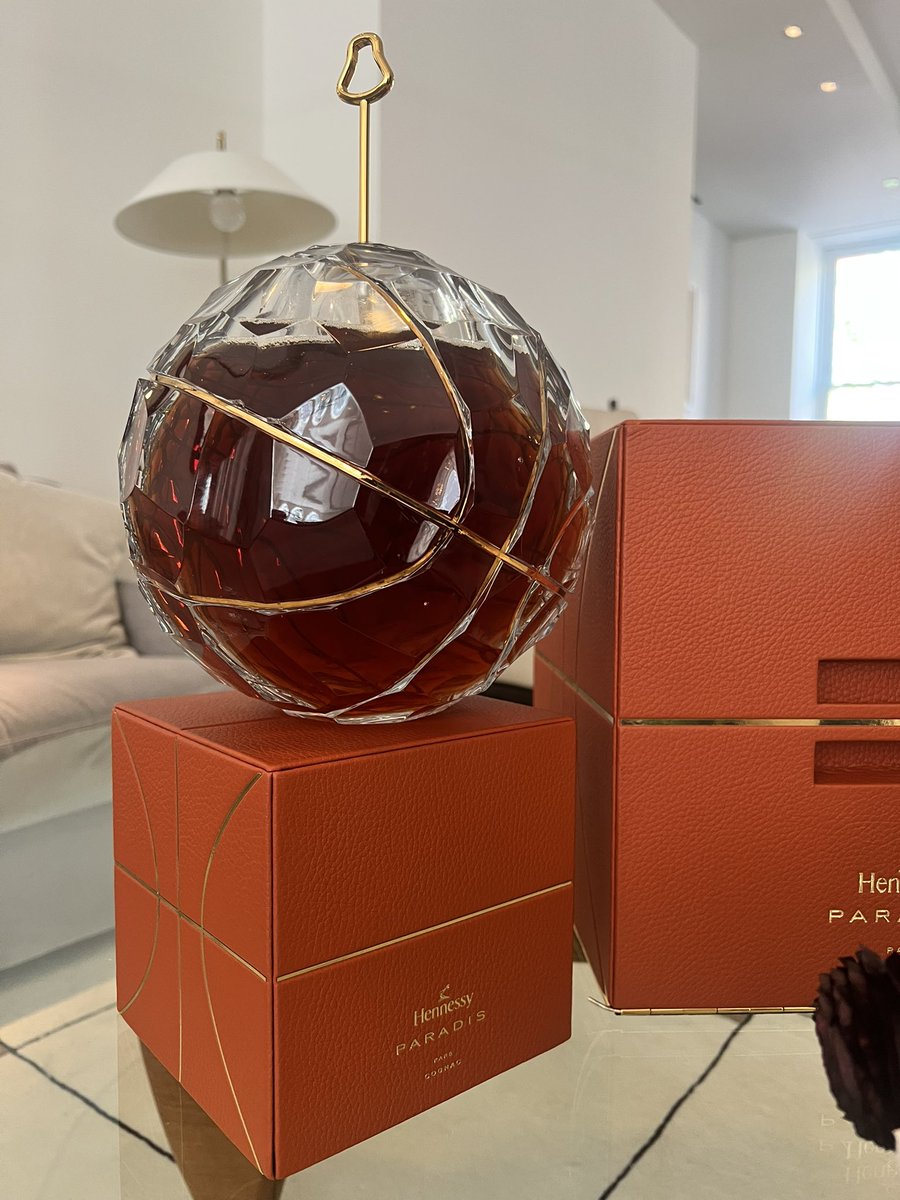 קוניאק הנסי פאראדיס שמיכל תזקיקים שונים בני 25-105 שנה, בדקאנטרר, בצורת כדורסל כמחווה ל75 שנה לNBA