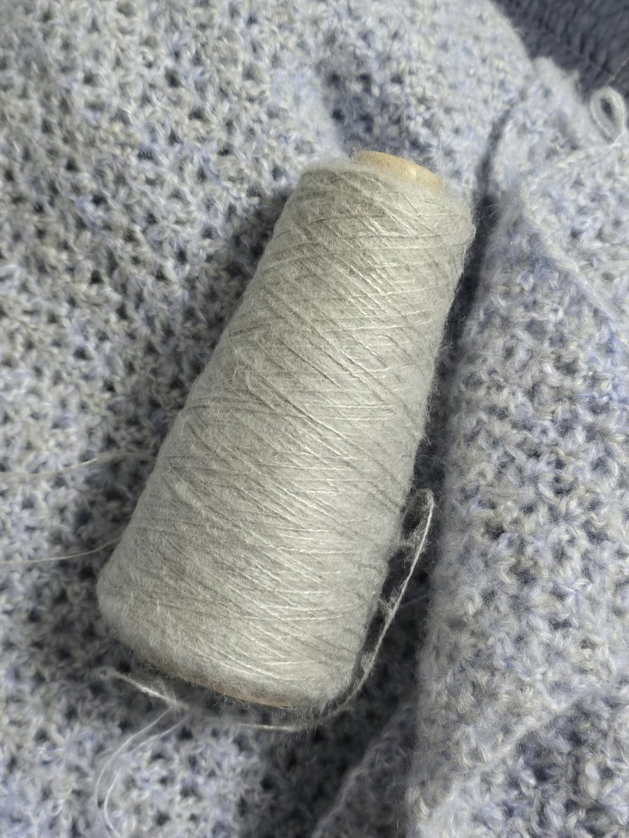 알티 부탁 드립니다😭

라라뜨개에서 주문하고 받은 서비스 실 중에 이렇게 생긴 1합 모헤어 있으신 분 있으시면 연락 부탁 드립니다ㅠㅠㅠ

사장님께 여쭤봤더니 이젠 없는 컬러고 재고도 아예 없다고 하시네요🥹🥹

이미 편물 반절 가까이 떴고 모헤어라 푸르시오도 못하는데 제발 연락 주세요😭