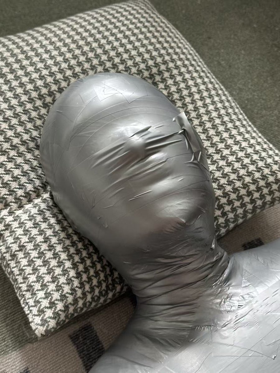 下了夜班溜出来吃碗面的时候
脑子在自动运转思考一个问题
以前想着学医不就是在生活里当个m吗
偶尔虐一下虐一下还蛮有趣的
现在发现好像不太对劲
实际上学医更像是在贤者时间一直撸一直撸还同时窒息
😑😑也是真的快窒息挂掉了