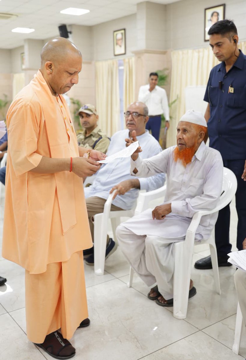 CMOfficeUP's tweet photo. लोक-कल्याण के संकल्प के साथ जन-जन की सेवा हेतु समर्पित #UPCM @myogiadityanath ने आज लखनऊ स्थित अपने सरकारी आवास पर आयोजित 'जनता दर्शन' में विभिन्न जनपदों से आए लोगों की समस्याएं सुनीं।

मुख्यमंत्री जी ने संबंधित अधिकारियों को जनसमस्याओं के त्वरित निराकरण हेतु निर्देशित किया।

#JantaDarshanUP
