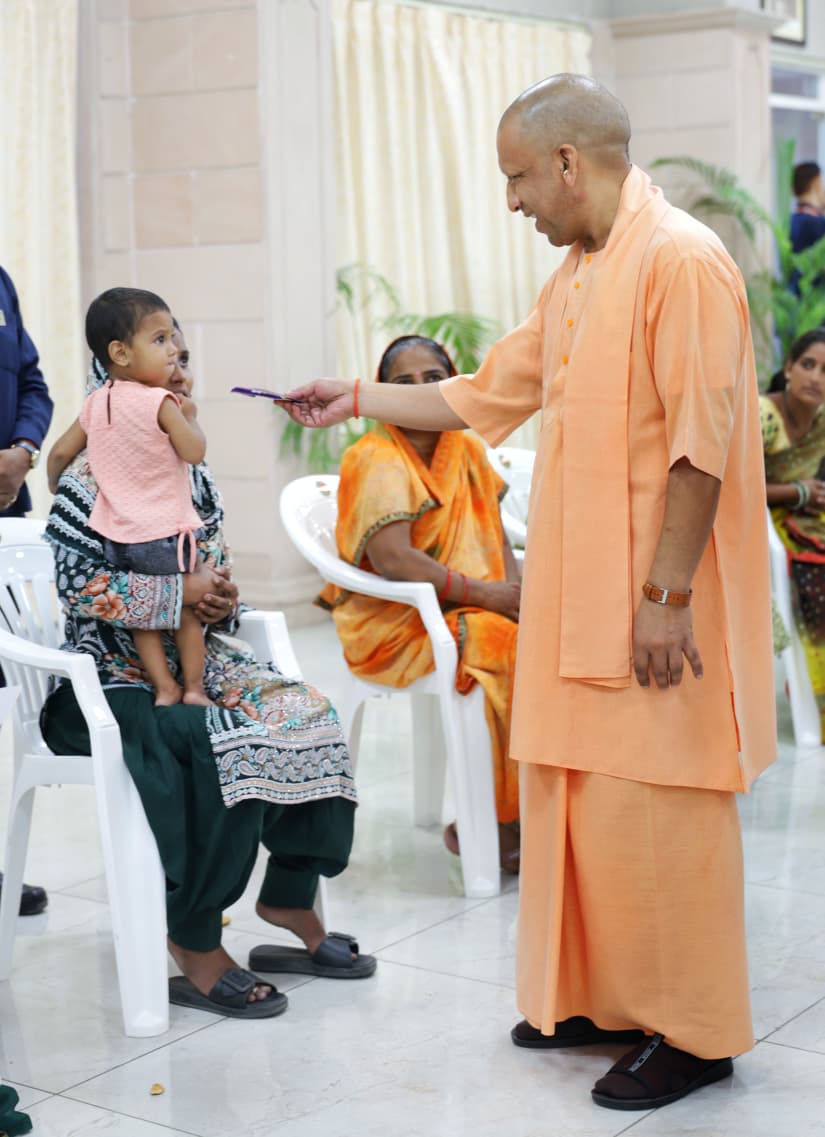 CMOfficeUP's tweet photo. लोक-कल्याण के संकल्प के साथ जन-जन की सेवा हेतु समर्पित #UPCM @myogiadityanath ने आज लखनऊ स्थित अपने सरकारी आवास पर आयोजित 'जनता दर्शन' में विभिन्न जनपदों से आए लोगों की समस्याएं सुनीं।

मुख्यमंत्री जी ने संबंधित अधिकारियों को जनसमस्याओं के त्वरित निराकरण हेतु निर्देशित किया।

#JantaDarshanUP