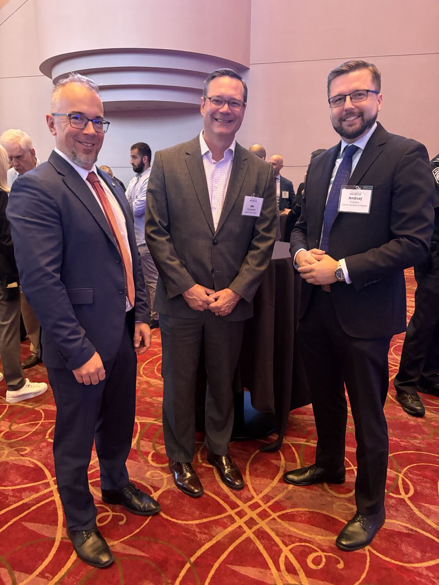 AndrzejFafara's tweet photo. Pleased to join the #ConsularCorps luncheon with @AirportsHouston & @HoustonFirst ✈️ Together with @PLinHouston we are building strong bridges of cooperation that connect #Houston with the global community, including #Poland 🇵🇱, fostering new #opportunities and #partnerships 🌍 https://t.co/O2u7ceWlPj