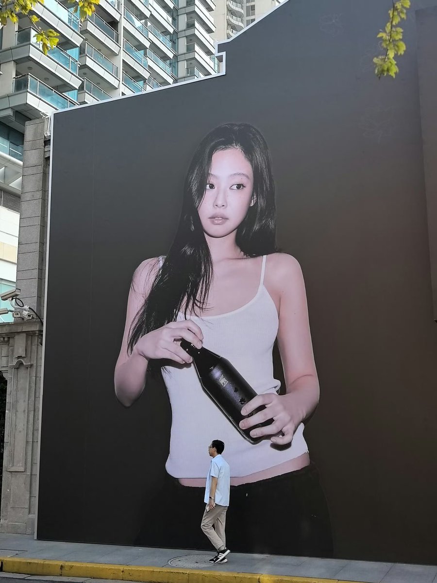 Glamour_JENNIE's tweet photo. 250915 #JENNIE x Stanley Campaign AD Spotted in Shanghai.

Cr. 🍠967578970

#Stanley1913xJENNIE https://t.co/K0hniqU70W
