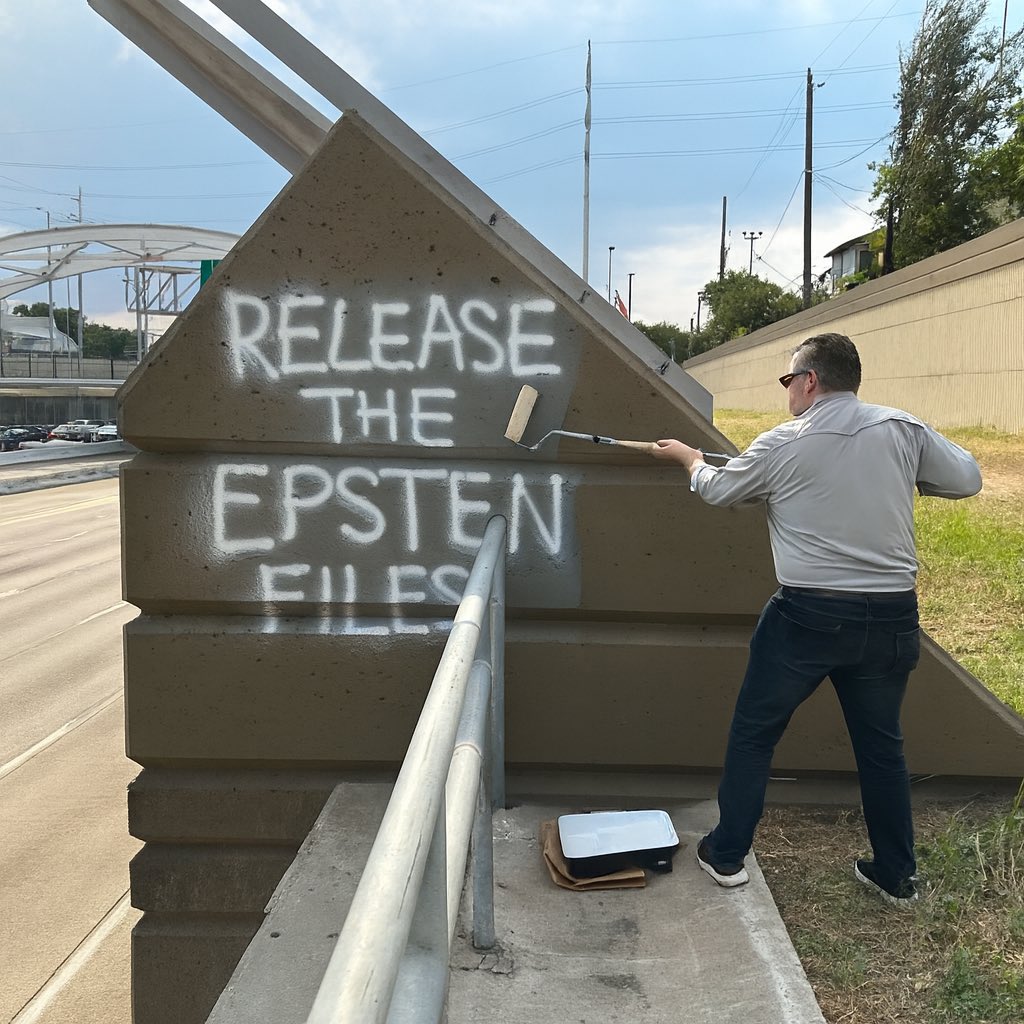 acnewsitics's tweet image. What are you hiding, Ted?