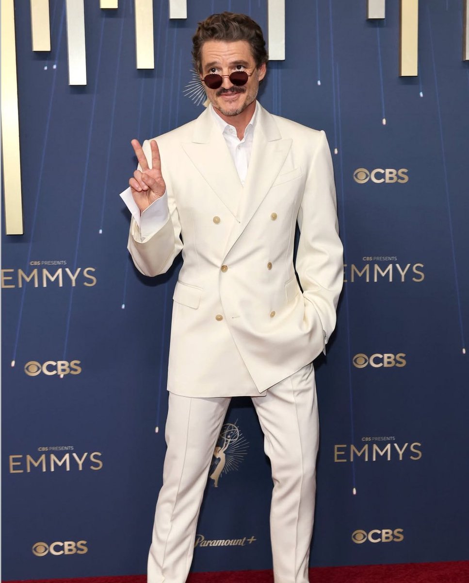 Niche aesthetic is: Pedro Pascal hitting the ✌🏼sign at every event!