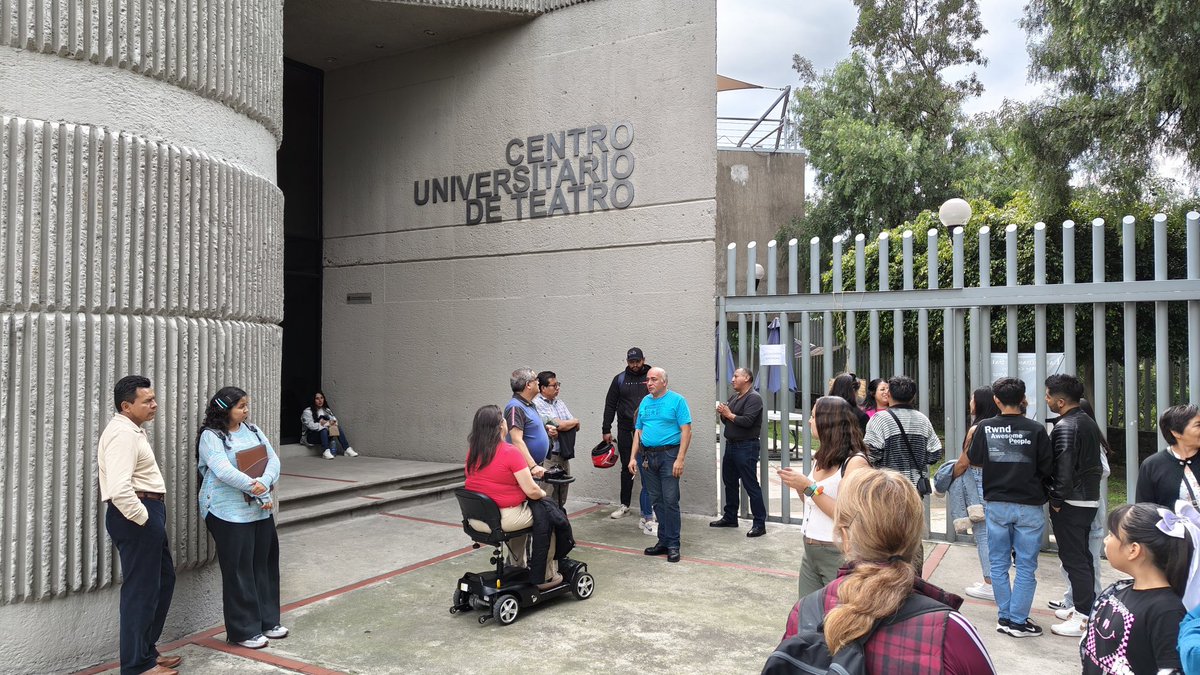 FABZPORTS's tweet image. Qué poca seriedad y falta de atención por parte de @teatrounam al promocionar obras de teatro a las 18:00 hrs. Llega la gente 1 hora antes y con toda tranquilidad te dicen que desde las 10 de la mañana hay que llegar a apartar boletos.