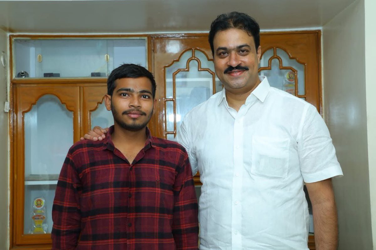 Edara_Ananth's tweet photo. ప్రజా సేవకై పరితపిస్తున్న మోహన్ కృష్ణ గారు భవిష్యత్తులో మరెన్నో అత్యున్నత పదవులు అధిరోహించాలని మనస్ఫూర్తిగా కోరుకుంటూ   ఆంధ్రప్రదేశ్ టెక్నాలజీ సర్వీసెస్ చైర్మన్ Mohan Krishna Mannava   అన్నకు జన్మదిన శుభాకాంక్షలు.
#HappyBirthdayMMK
@MannavaMohan 
Mohan Krishna Mannava Annaya❤ https://t.co/tSyX87qgF6