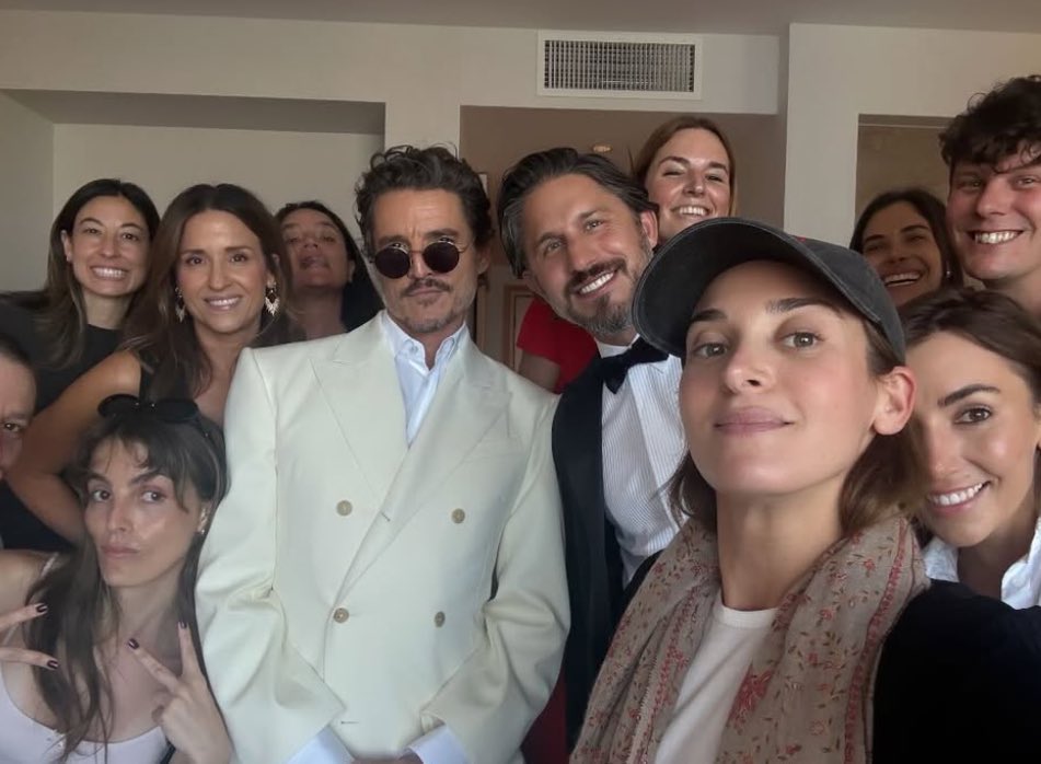 pedropascalbr's tweet image. FOFURA! Pedro Pascal com sua família e equipe antes do Emmy Awards.