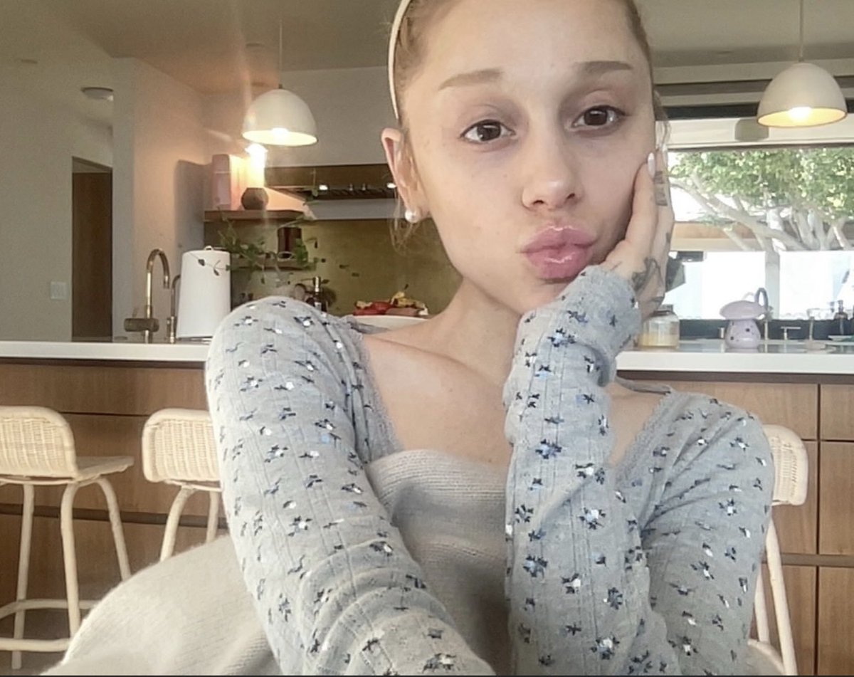 arianaofoz tweet media