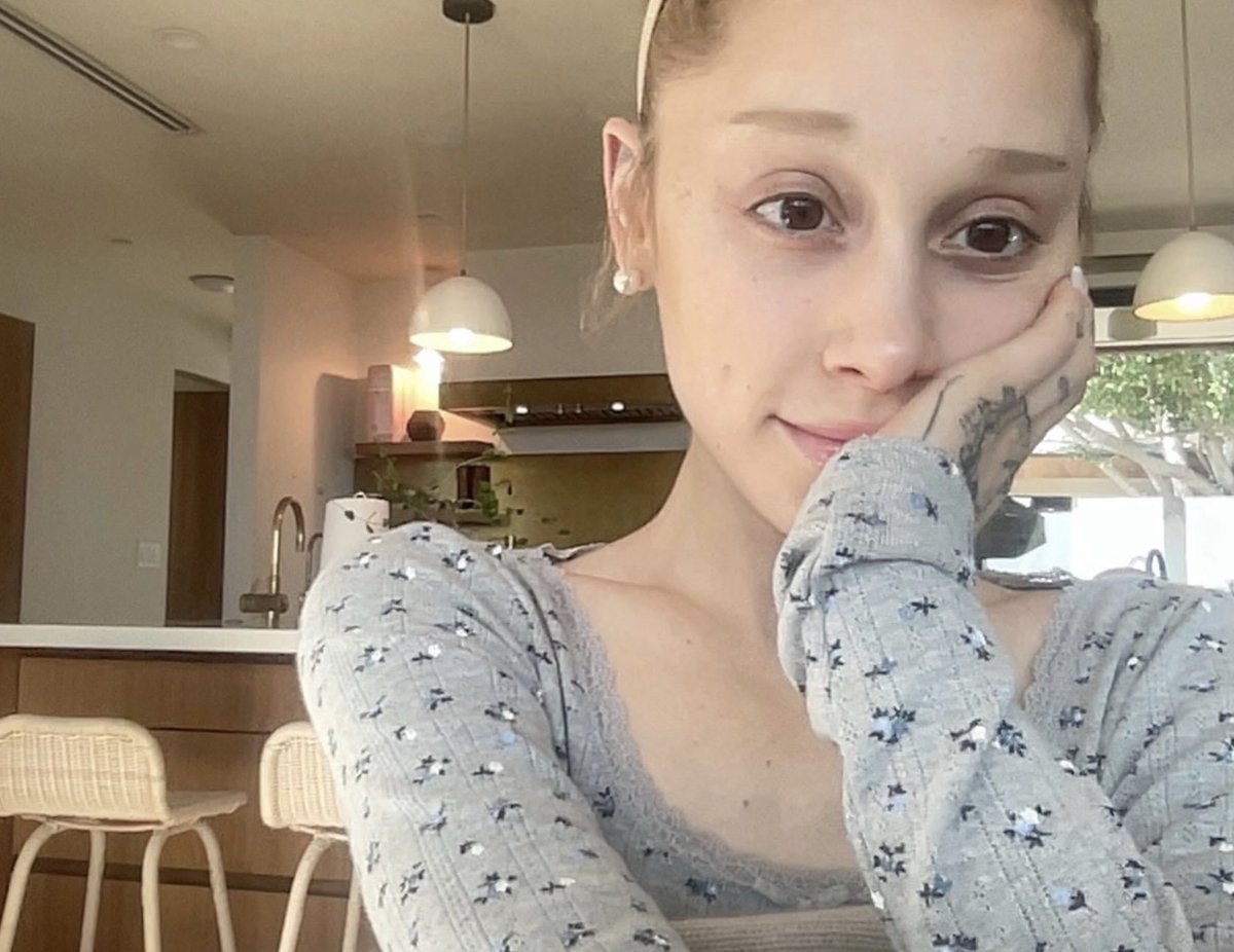 arianaofoz tweet media