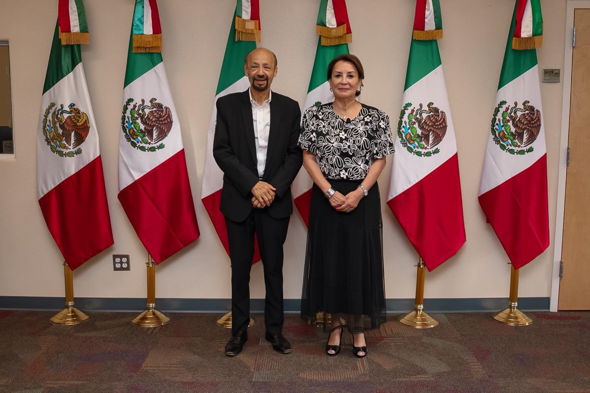ConsulMexDou's tweet photo. Agradecemos la distinguida presencia de las autoridades de Estados Unidos y México en la conmemoración del 215 aniversario de la Independencia de México 🇲🇽

Su participación reafirma la amistad y la cooperación que distinguen a nuestra comunidad fronteriza.
@USCGNogales https://t.co/x1SL6f4MiS