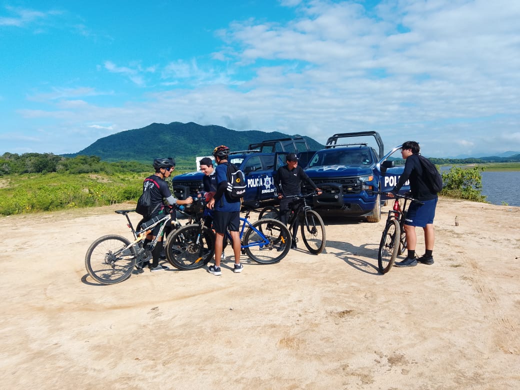 sspsinaloa1's tweet photo. Durante las acciones preventivas llevadas a cabo en Aventura Narnia: Rodada Mexicana 2025, elementos de la #PEPSinaloa brindaron apoyo a ciclistas que presentaron cansancio en su retorno de #Imala a #Culiacán.

Las autoridades se mantuvieron presentes durante este evento en apoyo a los asistentes. 

@SSPSinaloa