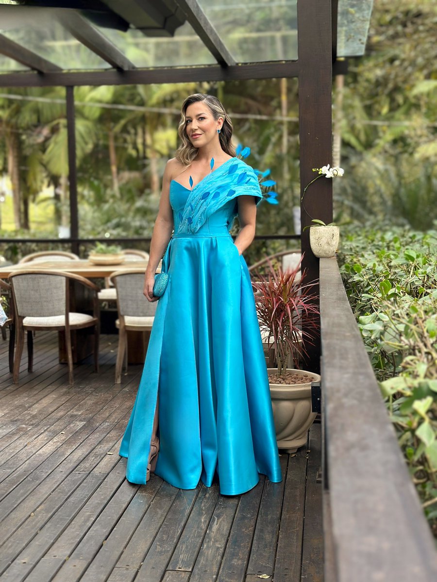 LuhanaPawlick's tweet photo. Bianca, a irmã da noiva.

Ela simplesmente arrasou cantando em homenagem a Maria Eduarda.🥰👏
#atelierpawlick #exclusividade #vestidosobmedida #pawlickcouture #vestidodemadrinha #irmadanoiva https://t.co/ldmPbLVcg6