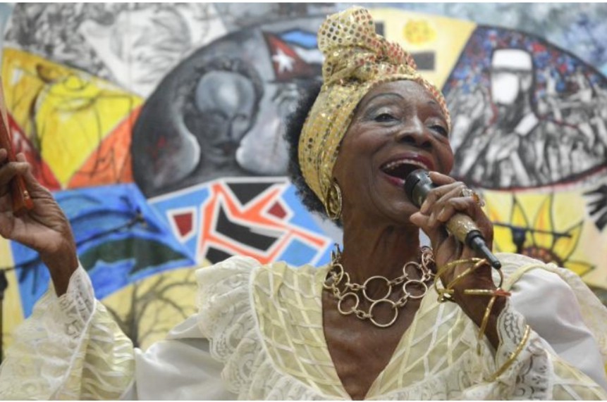 Lamento profundamente la muerte de Zenaida Armenteros, alma y pilar del Conjunto Folklórico Nacional desde 1962. Su voz y danza, herencia viva de la cultura afrocubana, dejaron una huella imborrable en Cuba y el mundo. Su legado como maestra de nuestras tradiciones perdurará.