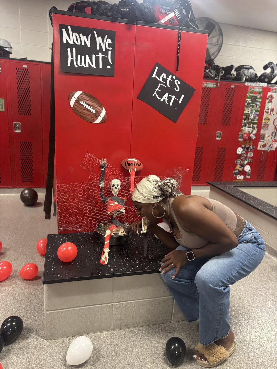 SadesCrown's tweet image. Ok, dennnnn…. No pun!   Who let them dawgs out?!?! #LockerRoom #TeamMom #Lobos #HomecomingTings #14 #DT #SoundOn🖤 🐺❤️ #NowWeHunt @ZekAyangbile  Langham Creek Lobos vs Bridgeland Bears 9/19