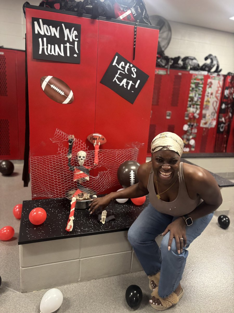 SadesCrown's tweet image. Ok, dennnnn…. No pun!   Who let them dawgs out?!?! #LockerRoom #TeamMom #Lobos #HomecomingTings #14 #DT #SoundOn🖤 🐺❤️ #NowWeHunt @ZekAyangbile  Langham Creek Lobos vs Bridgeland Bears 9/19