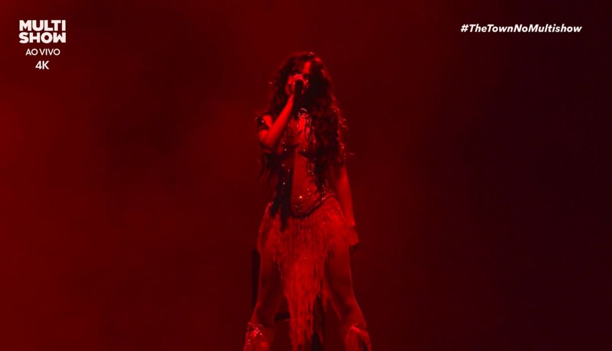 COMEÇOU! Depois de 3 anos, Camila Cabello está de volta aos palcos no Brasil. 🥹🇧🇷 #TheTown2025