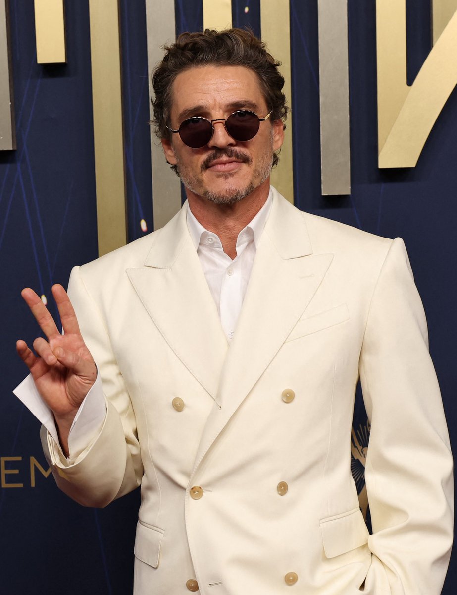 pedropascalbr's tweet image. Pedro Pascal servindo muita beleza no Emmy Awards! 🤍