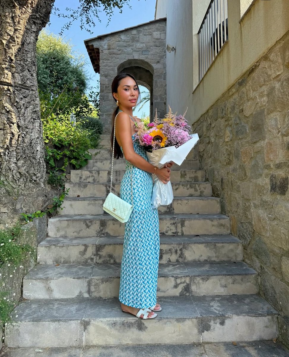 Flowers are meaningful when gifted surprised with an undertone message of - "I just want to brighten your day"
Not because it's a birthday, valentines or sympathy