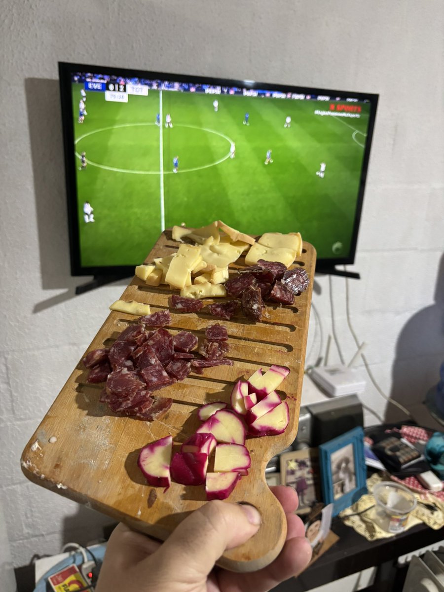 beanwil's tweet image. Noite de queijos e vinhos vendo #inglesfemininonaxsports 
Aqui em Pelotas/rs