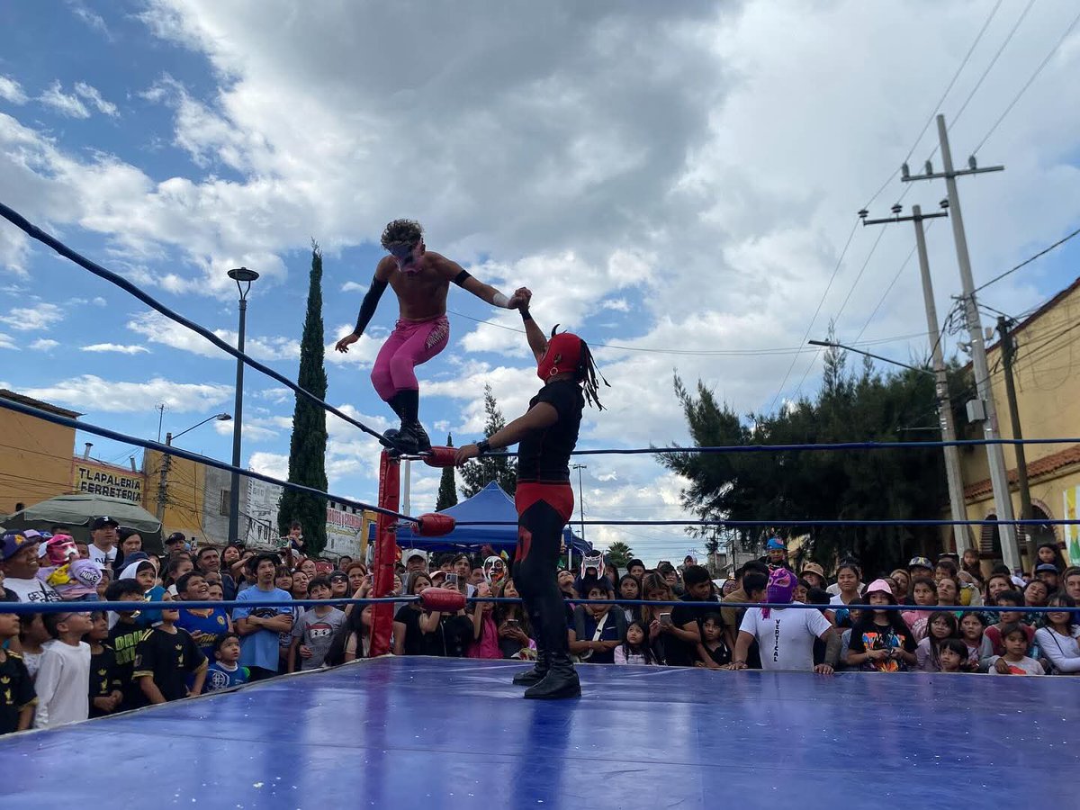 LaTijeraLucha's tweet image. Los rudos hacen de las suyas #DeathMagic #Vertical y #Diagonal se llevan el triunfo en el 58 aniversario del mercado del sol, derrotando a los dinámicos, #GoldenPower, #MagingFly y #Dinamicfly en un encuentro movidito que prendió al público que disfrutó el encuentro... #latijera