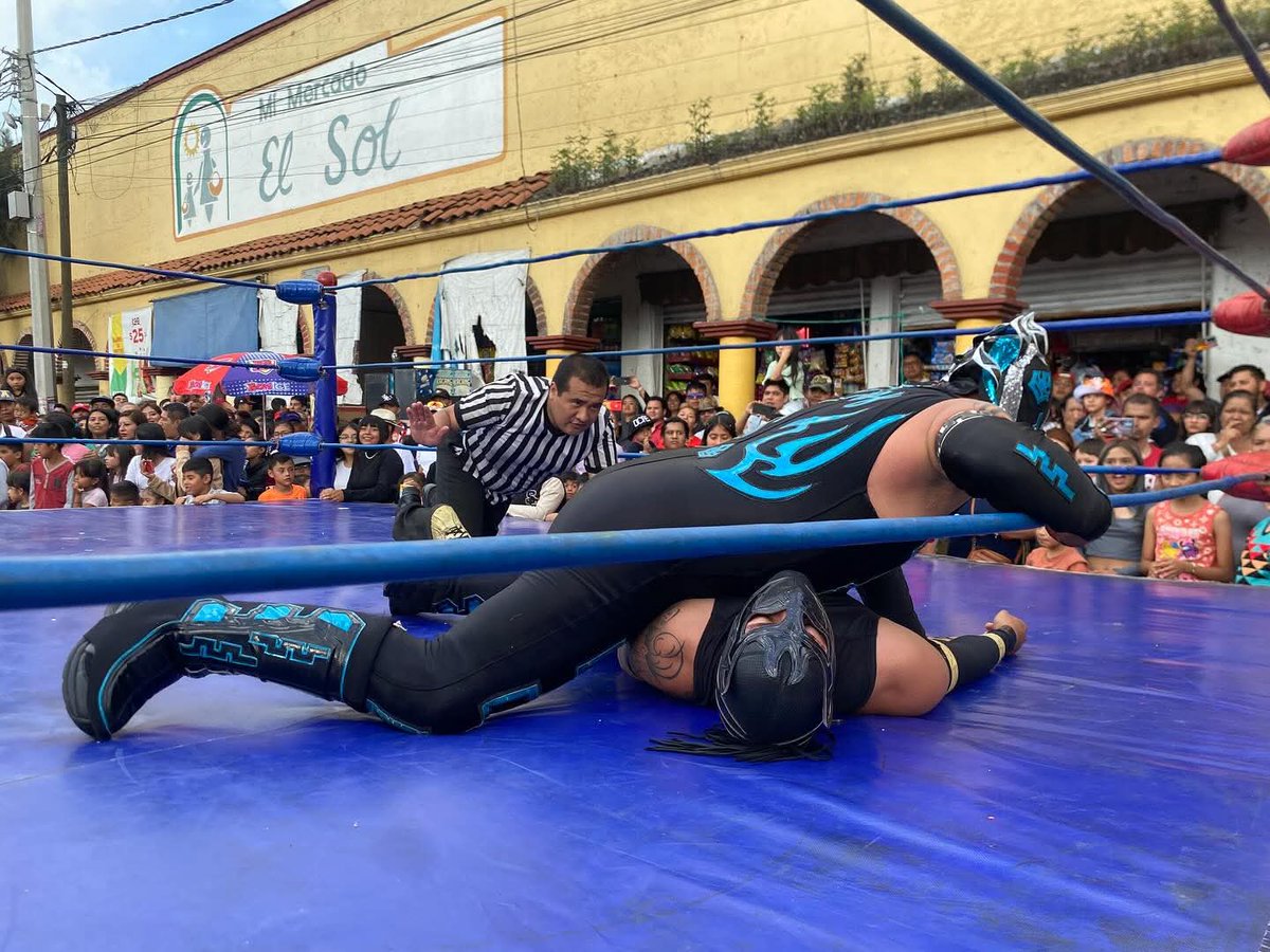 LaTijeraLucha's tweet image. Los rudos hacen de las suyas #DeathMagic #Vertical y #Diagonal se llevan el triunfo en el 58 aniversario del mercado del sol, derrotando a los dinámicos, #GoldenPower, #MagingFly y #Dinamicfly en un encuentro movidito que prendió al público que disfrutó el encuentro... #latijera