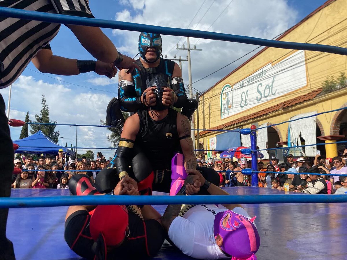 LaTijeraLucha's tweet image. Los rudos hacen de las suyas #DeathMagic #Vertical y #Diagonal se llevan el triunfo en el 58 aniversario del mercado del sol, derrotando a los dinámicos, #GoldenPower, #MagingFly y #Dinamicfly en un encuentro movidito que prendió al público que disfrutó el encuentro... #latijera