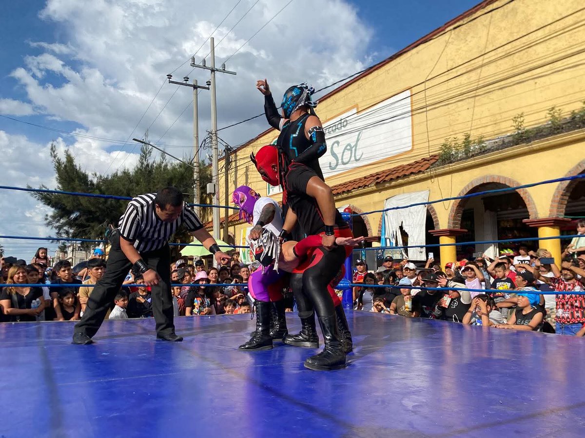 LaTijeraLucha's tweet image. Los rudos hacen de las suyas #DeathMagic #Vertical y #Diagonal se llevan el triunfo en el 58 aniversario del mercado del sol, derrotando a los dinámicos, #GoldenPower, #MagingFly y #Dinamicfly en un encuentro movidito que prendió al público que disfrutó el encuentro... #latijera