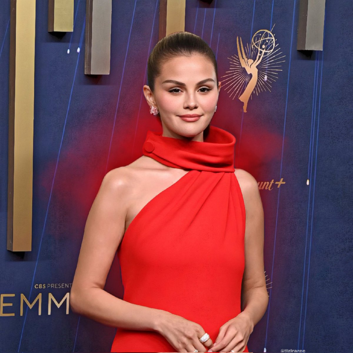 tiziraree's tweet image. ♥️ Selena looks beautiful at the #Emmys @SelenaFanClub