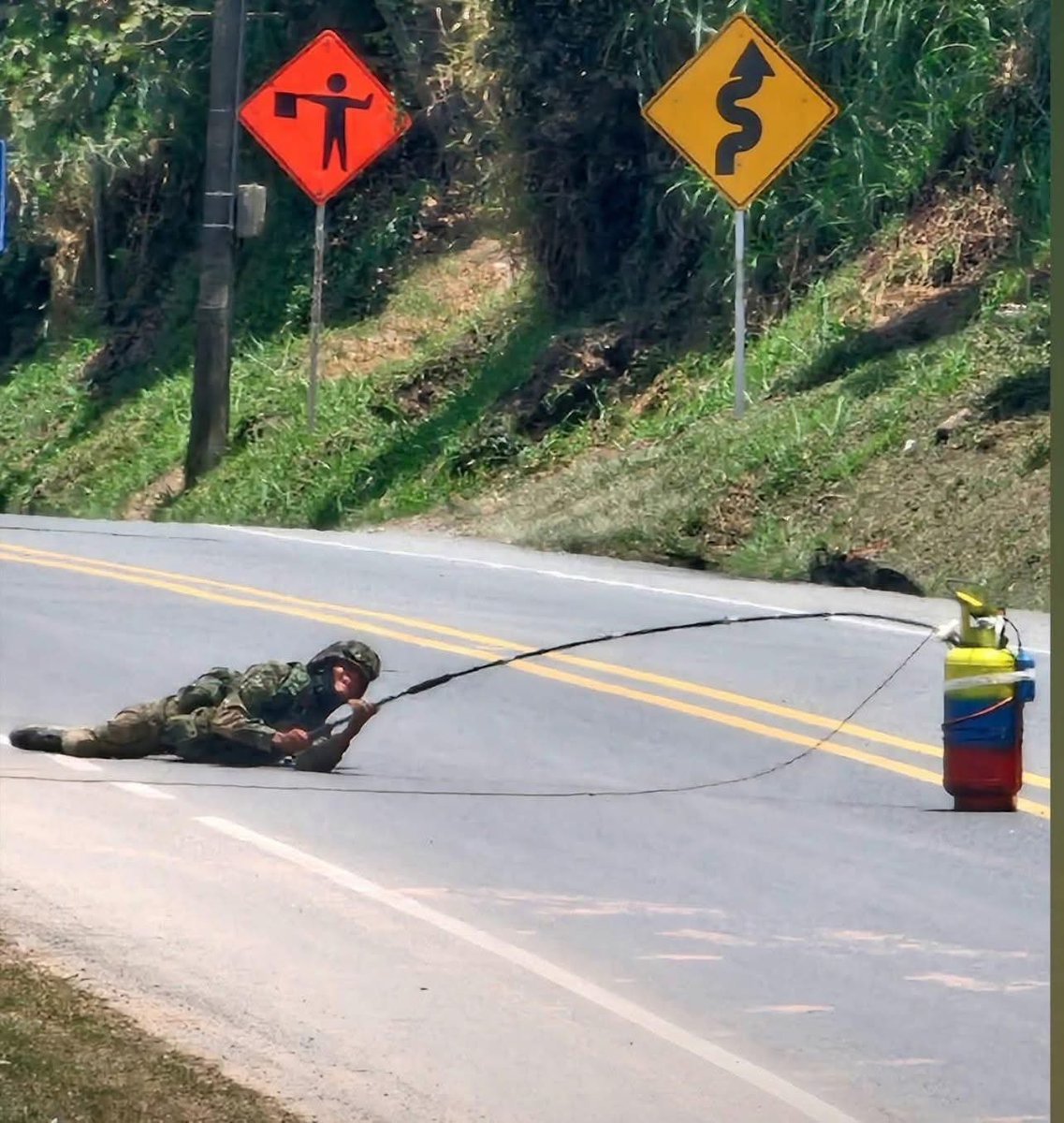 En Colombia sí hay héroes
Hoy en va vía panamericana que lleva a Popayán
Gracias a nuestros soldados y policías