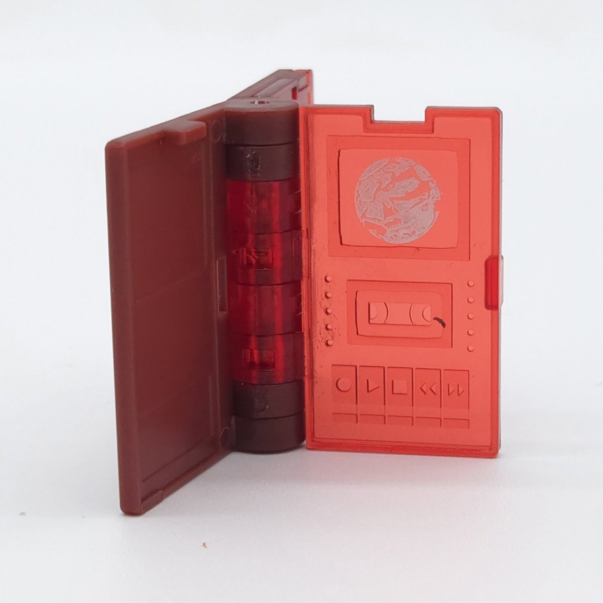 Driver_270's tweet image. 1. I bought #AgeOfThePrimes Alpha Trion today.
2. #TodayILearned that the Covenant Of Primus accessory that came with Alpha Trion pays homage to the book's appearance in #BeastWars.

#ToyPhotography #Transformers #Maccadam