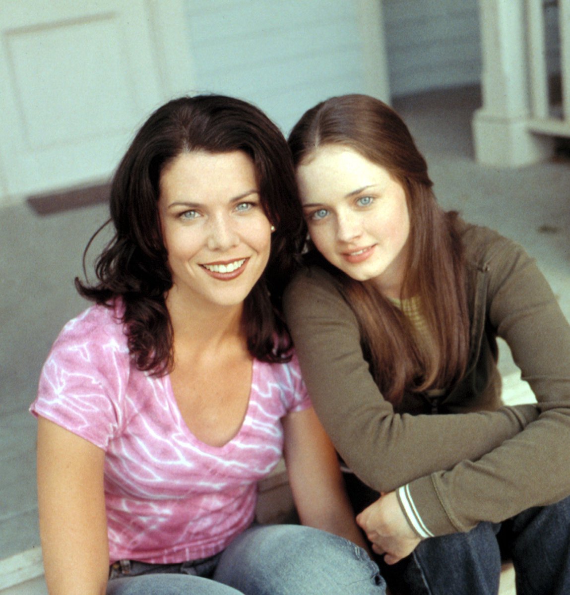 thiago_p's tweet photo. Simplesmente Lorelai e Rory Gilmore. Meu Gilmore Girls tá vivo! #Emmys 

2025 / 2000 https://t.co/lWxdib9X4a