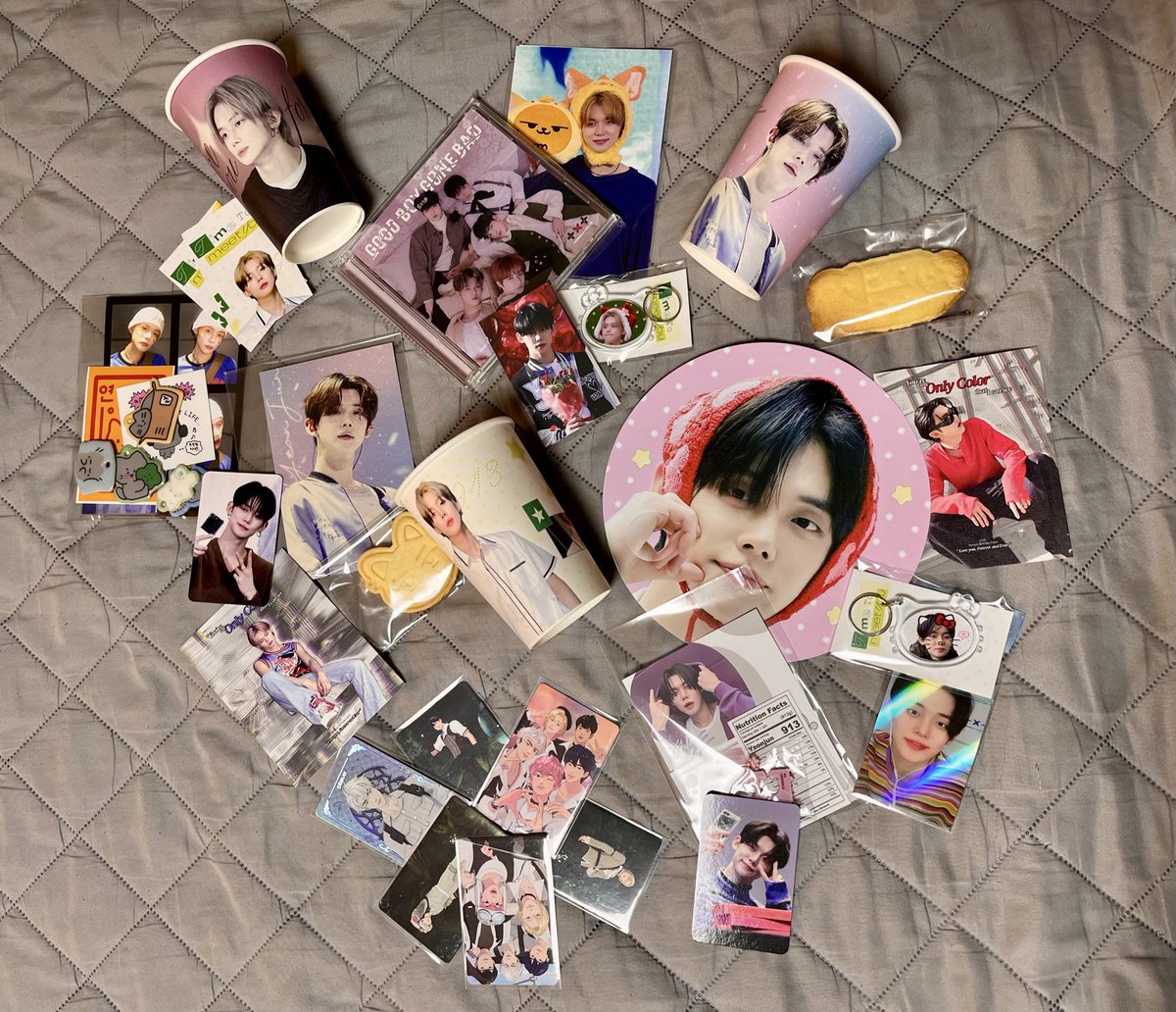 Specialine_K's tweet image. emplettes du jour 12, 
en mode café évent pour yeonjun ou bien 
je porte déjà le t-shirt voiture comme une grosse bdv