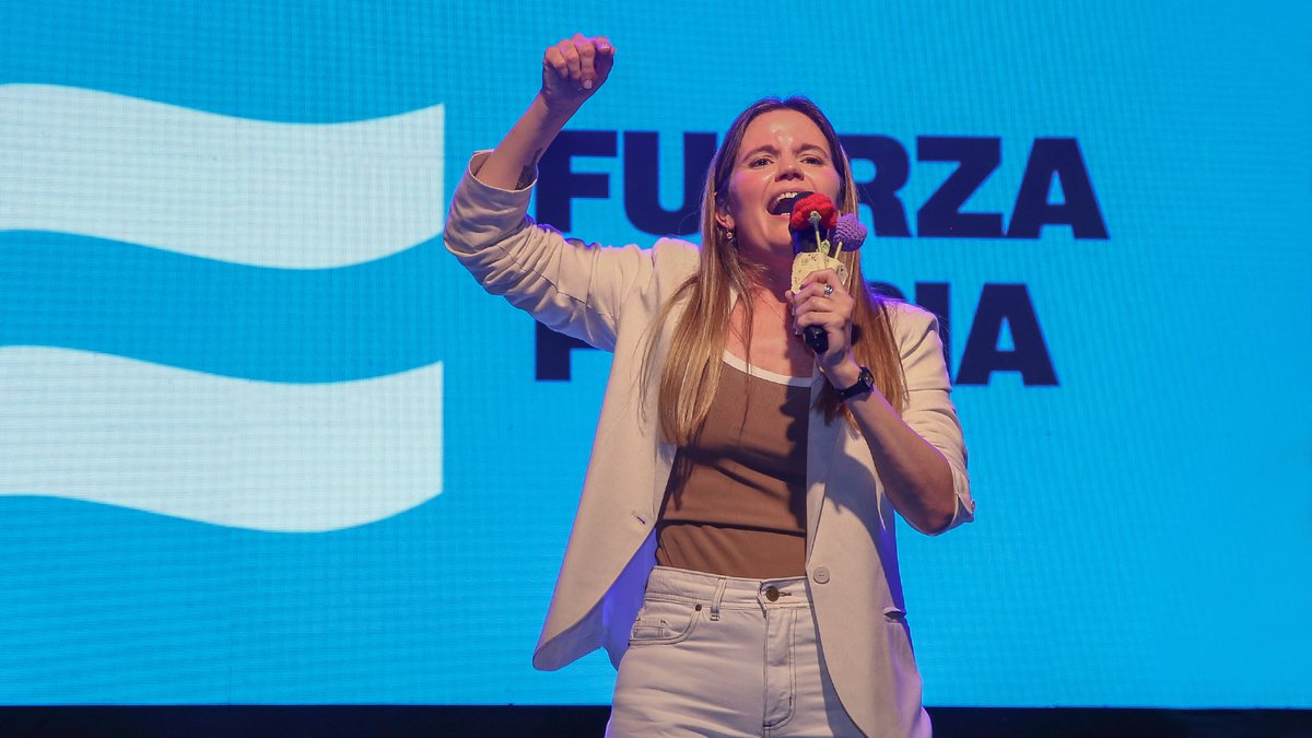 carentepp's tweet image. El jueves presentamos la lista que con unidad y renovación le va a poner un freno a Milei y va a empezar lo que viene. En octubre tenemos la oportunidad de volver a ganarle al presidente y al gobernador, como lo hicimos en Rosario.

Acá les comparto un hilo con mi discurso 👇🏼