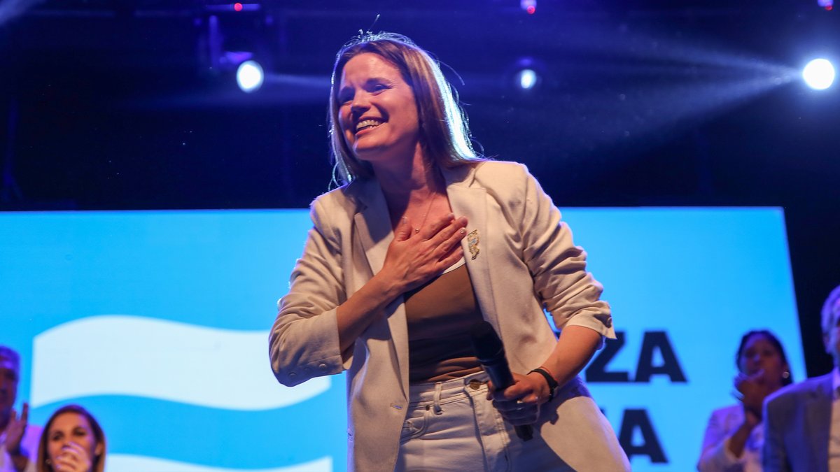 carentepp's tweet image. El jueves presentamos la lista que con unidad y renovación le va a poner un freno a Milei y va a empezar lo que viene. En octubre tenemos la oportunidad de volver a ganarle al presidente y al gobernador, como lo hicimos en Rosario.

Acá les comparto un hilo con mi discurso 👇🏼