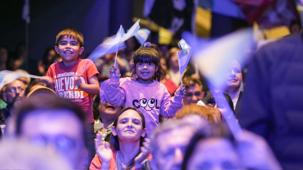 carentepp's tweet image. El jueves presentamos la lista que con unidad y renovación le va a poner un freno a Milei y va a empezar lo que viene. En octubre tenemos la oportunidad de volver a ganarle al presidente y al gobernador, como lo hicimos en Rosario.

Acá les comparto un hilo con mi discurso 👇🏼