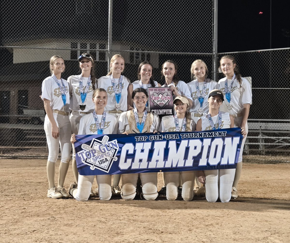 HayleeMiller88's tweet photo. The pitch call, the pitch, the strike! Love my pitcher!!!

Our team went hard yesterday and came out the Top Gun Rmemeber the Fallen Gold Bracket Champions!

#powhatanhighschool #powhatansoftball #StarzGold #travelball #recruitready #recruitme #studentathlete #softball https://t.co/KuZ34LmGKW