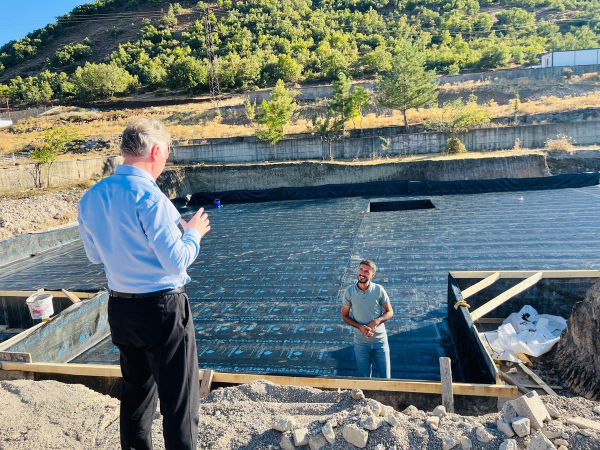 bingolmem's tweet photo. 🏫✨ Yeni Eğitim Yuvalarımız Yükseliyor!

📍 İl Milli Eğitim Müdürümüz Mustafa Özel ve Şube Müdürümüz Remzi Dinler, Ziver Holding tarafından Güveçli Köyü’nde yaptırılan Ziver İlkokulu’nun inşaat alanını ziyaret ederek yüklenici firma yetkililerinden bilgi aldı. 🚧🏗️

💫 Hayırsever iş insanı, Ziver Holding Yönetim Kurulu Başkanı Veysel Demirci tarafından 240 öğrenci kapasiteli ve 8 derslikli olarak yaptırılan okul inşaatında çalışmalar aralıksız sürüyor.

🎓🌿 Eğitime katkı, geleceğe yatırımdır!

@tcmeb @Yusuf__Tekin 
@bingolvaliligi @ahusta07 
@FahriOnay @MustafaOzel66 
@veyseldemirci06