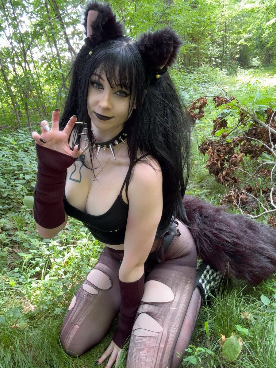 Rawr “notices bulge” OwO