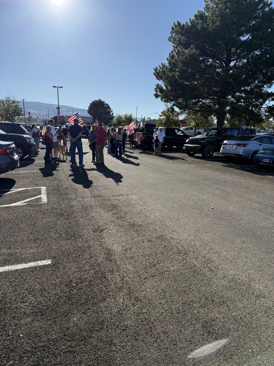 LaramieRamJay's tweet photo. My Ram is ready, and others are ready or getting set up for the Charlie Kirk Vigil drive through Reno.
#charliekirk #charliekirkvigil #washoecountygop #washoecountyrepublicans #nevadarepublicans #nevadaconservatives #logcabinrepublicansofnevada #logcabinnv #renonv https://t.co/zBNVuVqATM