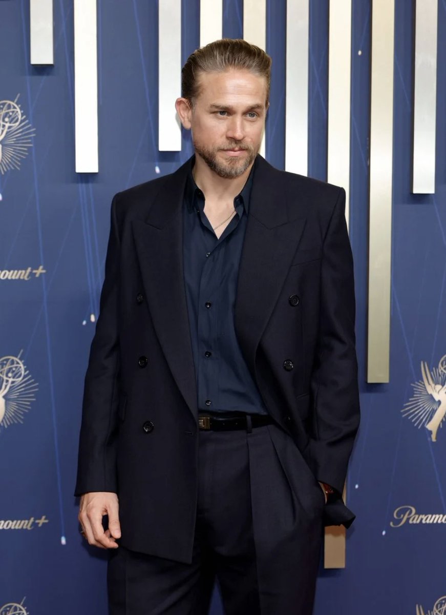 CharlieHBR's tweet image. 📸| Charlie Hunnam acaba de passar pelo tapete vermelho do Emmy 2025.

Charlie que está acompanhado de sua noiva, Morgana, apresentará uma categoria.

Charlie é protagonista da série antológica Monstro: A história de Ed Gein estreia dia 3 de outubro no catálogo da Netflix.