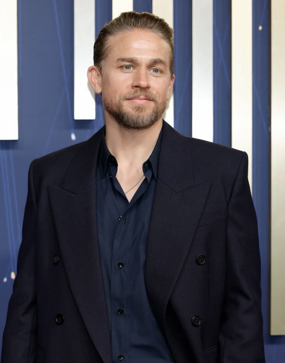 CharlieHBR's tweet image. 📸| Charlie Hunnam acaba de passar pelo tapete vermelho do Emmy 2025.

Charlie que está acompanhado de sua noiva, Morgana, apresentará uma categoria.

Charlie é protagonista da série antológica Monstro: A história de Ed Gein estreia dia 3 de outubro no catálogo da Netflix.