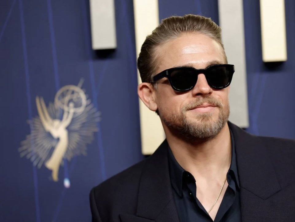 CharlieHBR's tweet image. 📸| Charlie Hunnam acaba de passar pelo tapete vermelho do Emmy 2025.

Charlie que está acompanhado de sua noiva, Morgana, apresentará uma categoria.

Charlie é protagonista da série antológica Monstro: A história de Ed Gein estreia dia 3 de outubro no catálogo da Netflix.