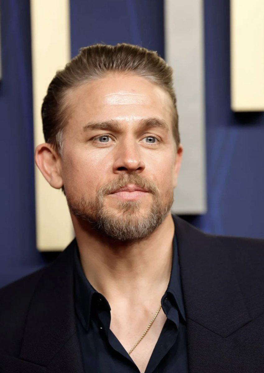 CharlieHBR's tweet image. 📸| Charlie Hunnam acaba de passar pelo tapete vermelho do Emmy 2025.

Charlie que está acompanhado de sua noiva, Morgana, apresentará uma categoria.

Charlie é protagonista da série antológica Monstro: A história de Ed Gein estreia dia 3 de outubro no catálogo da Netflix.