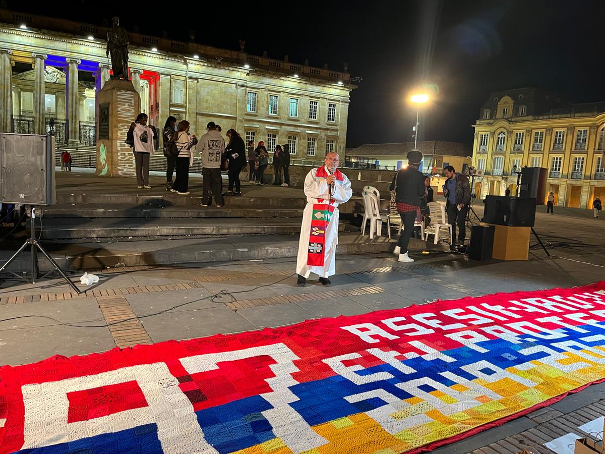 En memoria de los 97 asesinados en las protestas de 2019 y 2020,  familiares se reunieron en  la plaza de Bolívar de Bogotá. El sacerdote Anglicano Carlos Guevara les acompañó en este momento de memoria. <a href="/Sicsal1980/">SICSAL</a>