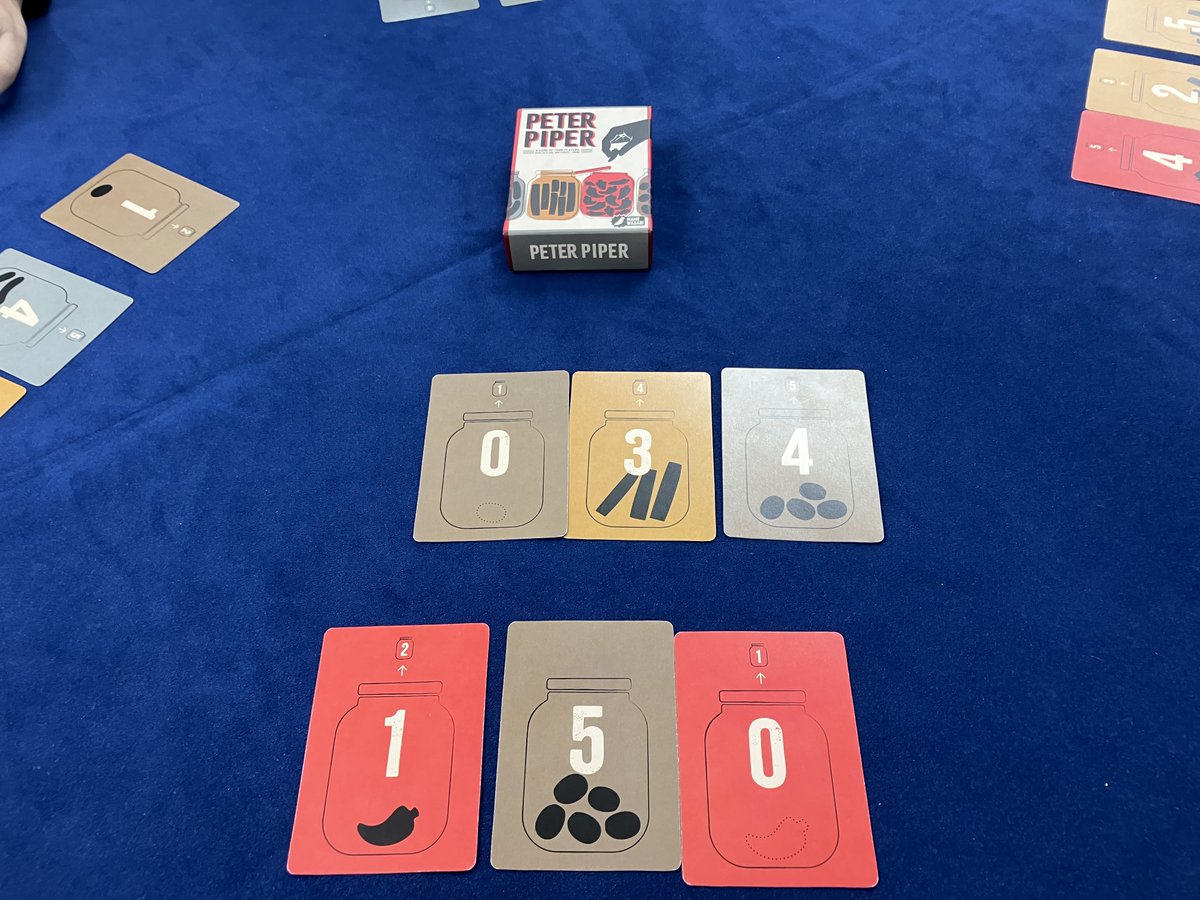 yoshi20230320's tweet image. #超新作体験会
#PETERPIPER
これまでに経験のないプレイ感。手番が回ってきた時に手元のカード合計が11だったら勝利。手札を出したり、手元のカードを引き取ったり、相手カードと交換したり。相手の11を阻止する必要もあり、どうすればうまく11にできるのか難しかった。もっとプレイして感覚を掴みたい