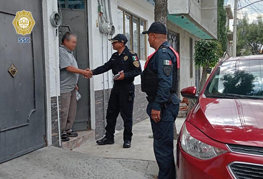 SSC_CDMX's tweet photo. En tu colonia, trabajamos juntos por una comunidad más segura. En los Sectores #Tecomitl y #MilpaAlta, en la alcaldía @Gob_MilpaAl, nuestros compañeros entregan trípticos #CasaXCasa, en iglesias y parques con recomendaciones para prevenir delitos y fortalecer la seguridad en la colonia.👮🏻♀️🚔
#LaPolicíaCercaDeTi
#ModeloDeProximidad
#JefaDeGobierno
@ClaraBrugadaM