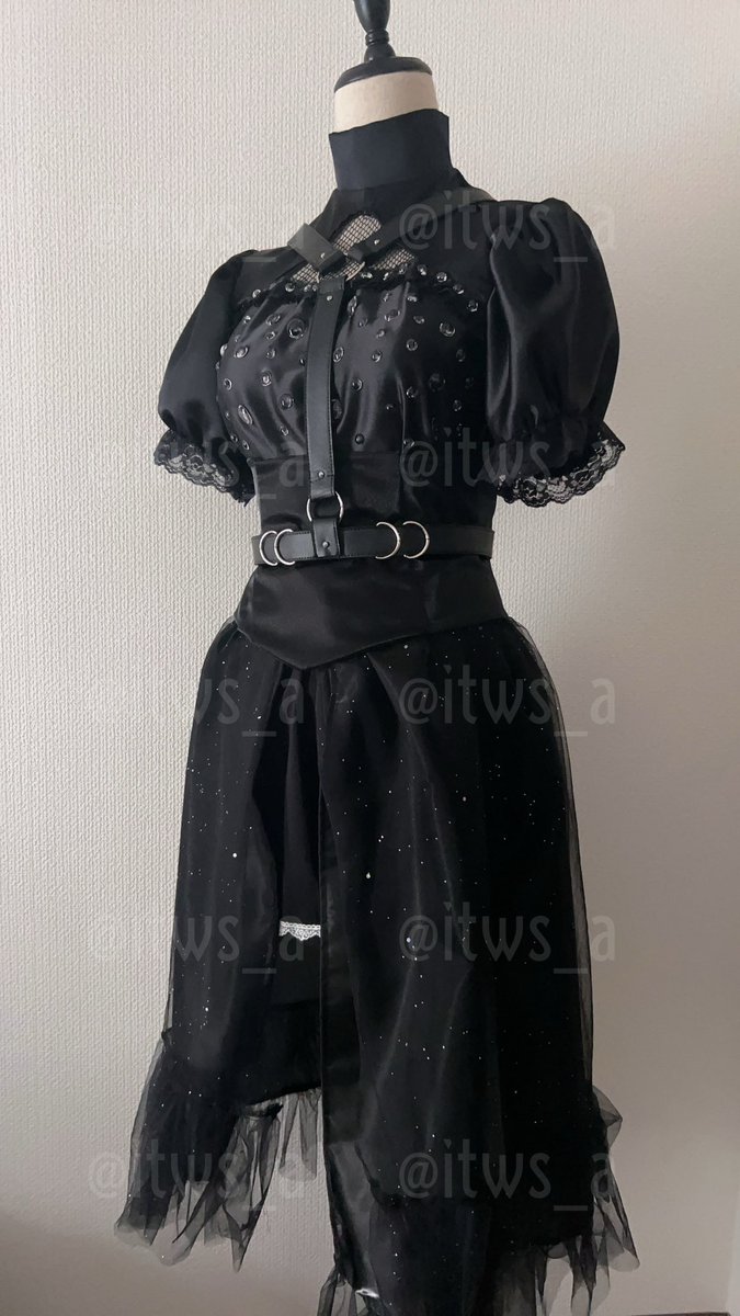 学マス 美鈴
Star-mineコスプレ衣装完成✧︎*。

写真じゃ分かりずらいけど
マットサテン、キラキラチュール、
光沢が凄い布使ったりしてみた🪡✧︎

丸い装飾はレジンで再現してみた🫧

#いたわさ製麺所